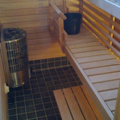Uuden saunan käyttöturvallisuutta ja viihtyvyyttä lisättiin asentamalla lauteiden väliin puinen säleikkö.